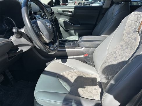 Used 2022 Toyota Highlander Bronze Edition image 11