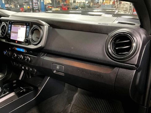 Used 2019 Toyota Tacoma TRD Sport image 18