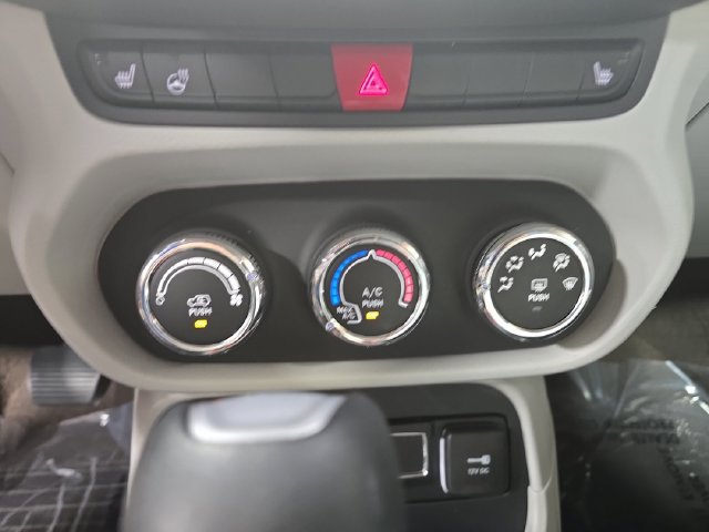 Used 2017 Jeep Renegade Latitude w/ Cold Weather Group AWD/4WD image 24
