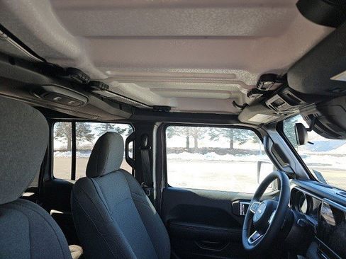 Used 2025 Jeep Wrangler Sahara image 13