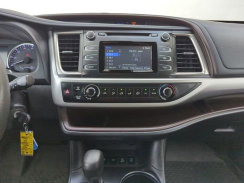 Used 2019 Toyota Highlander LE AWD/4WD image 23