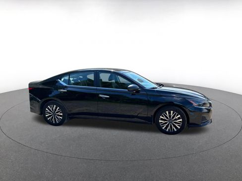 Used 2025 Nissan Altima 2.5 SV FWD image 2
