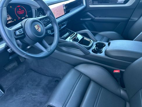 Certified 2025 Porsche Cayenne Coupe AWD/4WD image 4