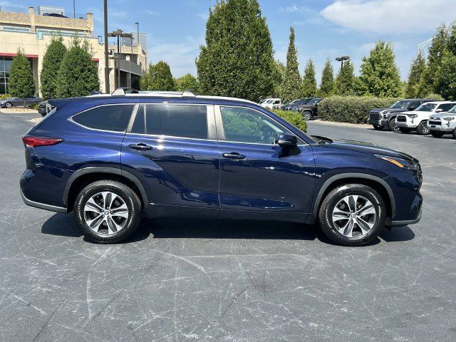 Used 2023 Toyota Highlander XLE FWD image 3
