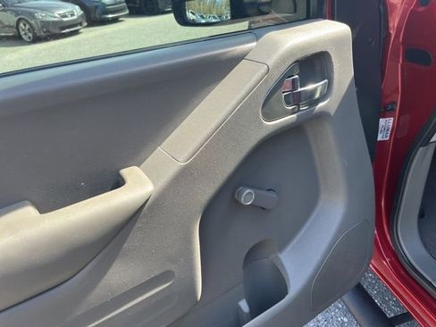 Used 2015 Nissan Frontier S image 18