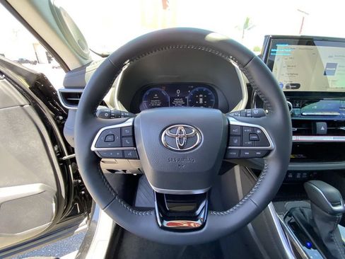 Certified 2026 Toyota Highlander Limited AWD/4WD image 27