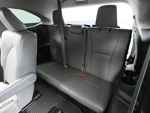 Used 2022 Toyota Highlander XLE AWD/4WD image 41