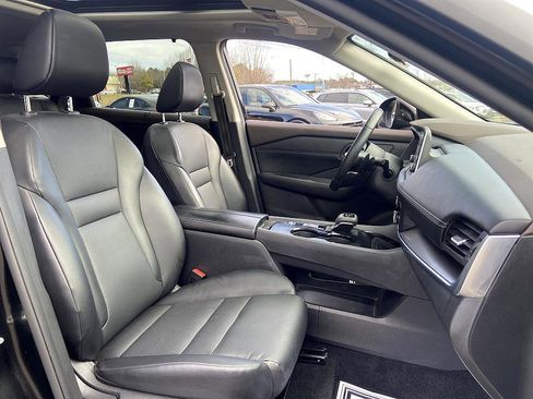 Used 2023 Nissan Rogue SV w/ SV Premium B Package image 18