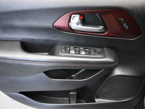 Used 2020 Chrysler Pacifica Touring-L image 10