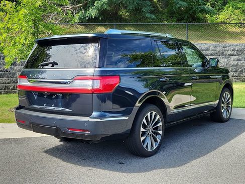 Used 2021 Lincoln Navigator Reserve w/ Luxury Package AWD/4WD image 2