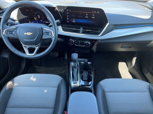 Used 2024 Chevrolet Trax LT w/ Driver Confidence Package FWD image 2