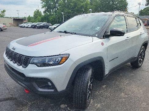 Used 2025 Jeep Compass Trailhawk AWD/4WD image 9