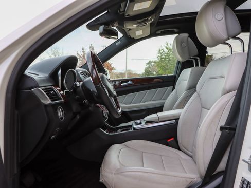 Used 2015 Mercedes-Benz GL 550 4MATIC image 23