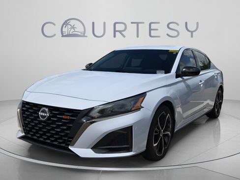 Used 2024 Nissan Altima 2.5 SR w/ SR Premium Package FWD image 1