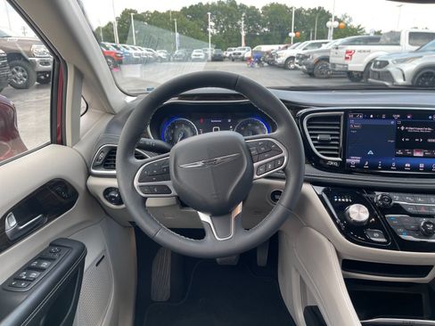 Used 2022 Chrysler Pacifica Limited AWD/4WD image 16