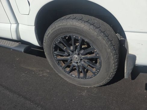 Used 2018 Nissan Titan SV w/ SV Convenience Package RWD image 19