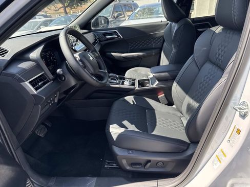 New 2025 Mitsubishi Outlander SEL image 18
