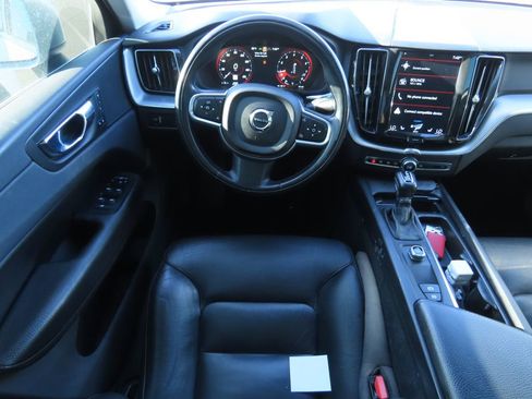 Used 2018 Volvo XC60 T5 Momentum w/ Vision Package image 5
