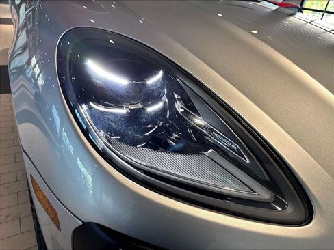 Used 2026 Porsche Macan AWD/4WD image 15
