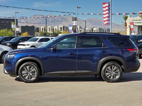 Used 2023 Nissan Pathfinder SV image 6