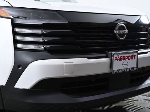 Certified 2025 Nissan Kicks SR image 5