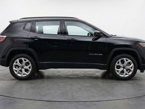 Used 2025 Jeep Compass Latitude image 11