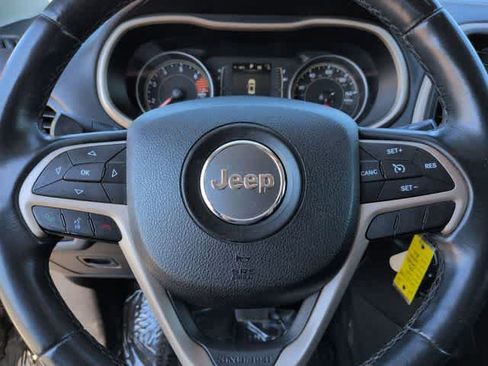 Used 2016 Jeep Cherokee Latitude FWD image 22
