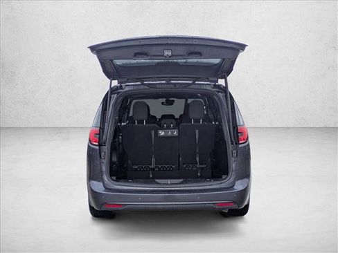 Used 2021 Chrysler Pacifica Touring w/ Uconnect Theater Family Group image 6