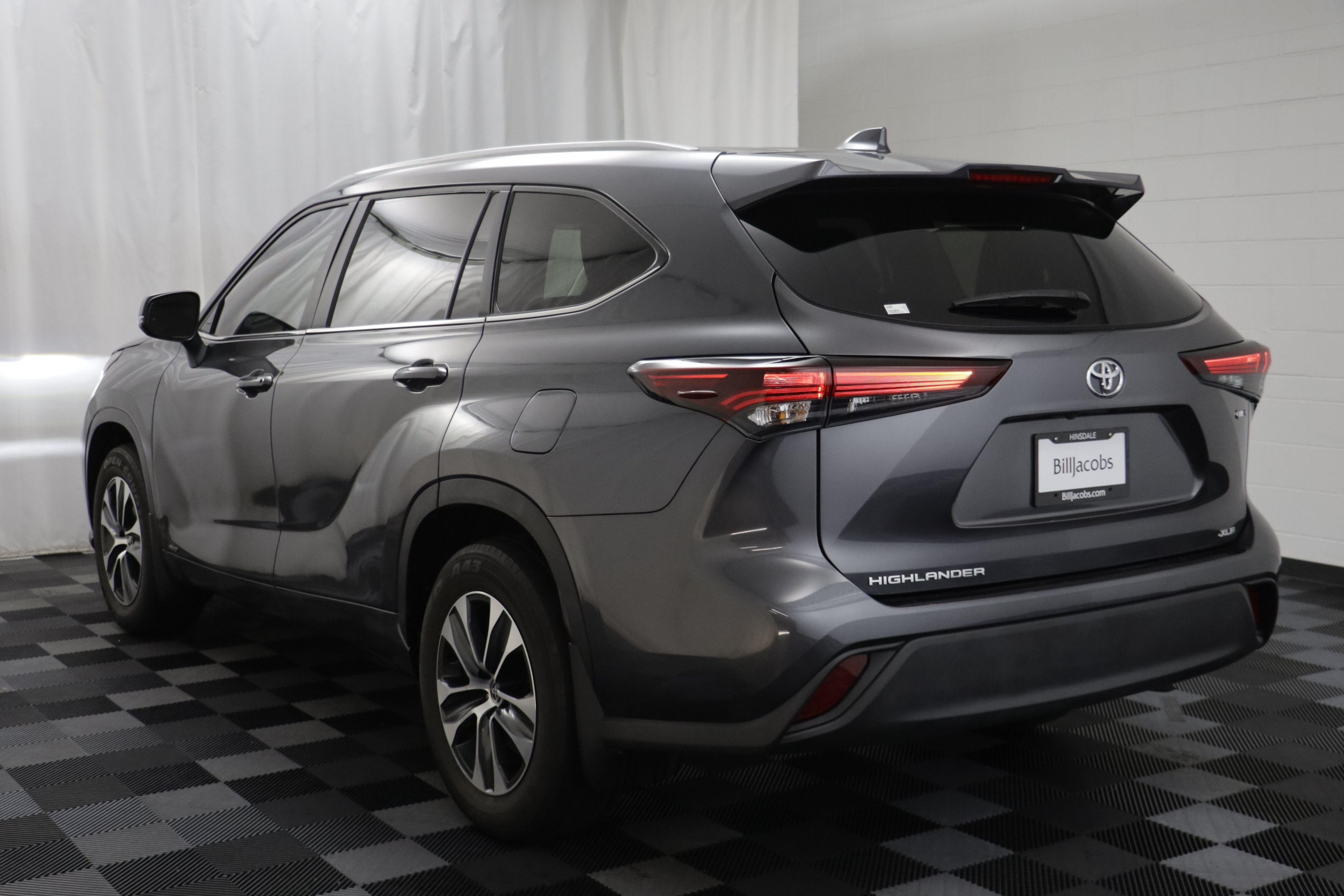 Used 2025 Toyota Highlander XLE AWD/4WD image 16