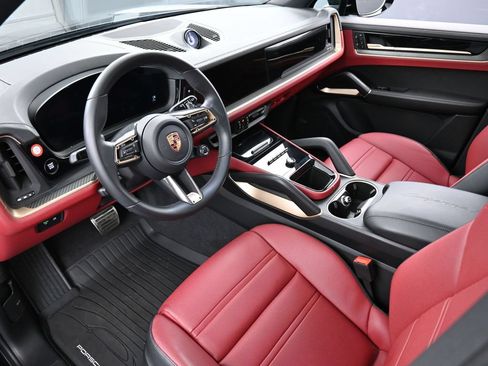 Certified 2025 Porsche Cayenne S AWD/4WD image 4