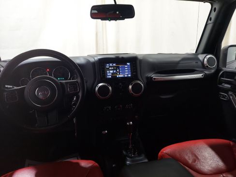 Used 2018 Jeep Wrangler Unlimited Sahara w/ Connectivity Group AWD/4WD image 10
