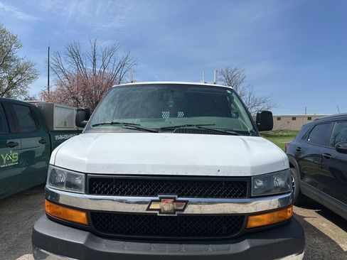 Used 2018 Chevrolet Express 2500 w/ Driver Convenience Package image 12
