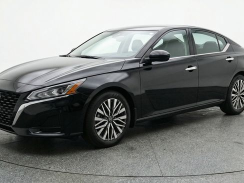 Used 2025 Nissan Altima 2.5 SV image 3