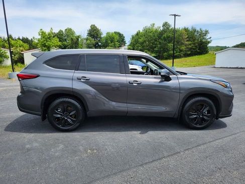 Used 2022 Toyota Highlander XLE AWD/4WD image 9