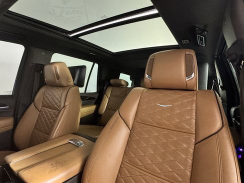 Used 2021 Cadillac Escalade Premium Luxury AWD/4WD image 13