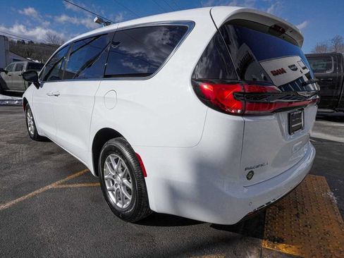 New 2026 Chrysler Pacifica Select image 7