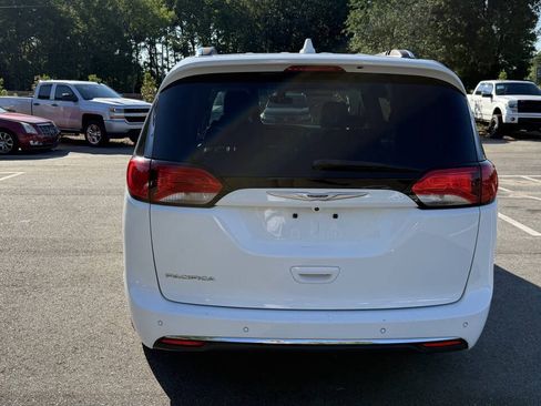 Used 2019 Chrysler Pacifica Touring-L FWD image 7