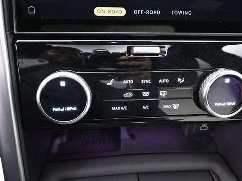 Used 2024 Land Rover Discovery Metropolitan Edition AWD/4WD image 14