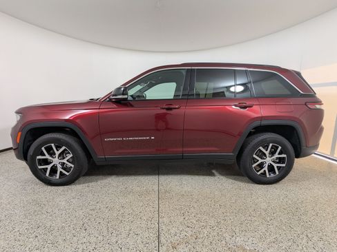 Used 2025 Jeep Grand Cherokee Limited w/ Trailer Tow Package RWD image 4