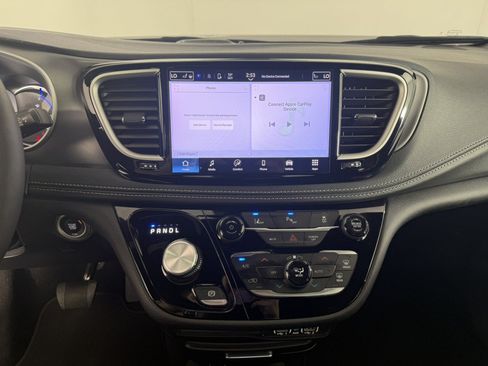 Used 2025 Chrysler Pacifica Select FWD image 19