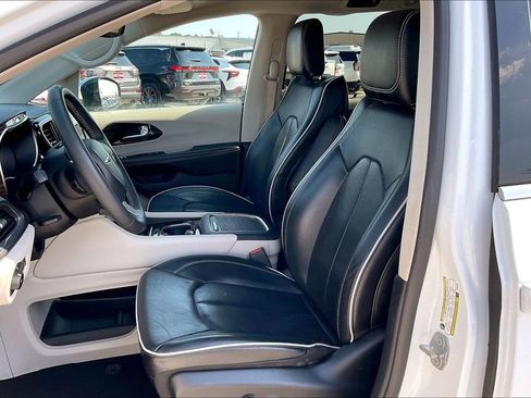 Used 2023 Chrysler Pacifica Limited image 18