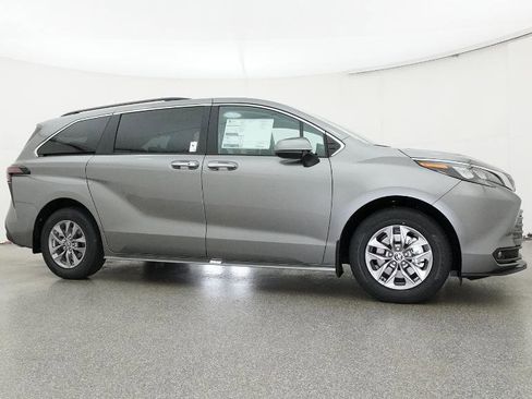 New 2026 Toyota Sienna XLE image 27