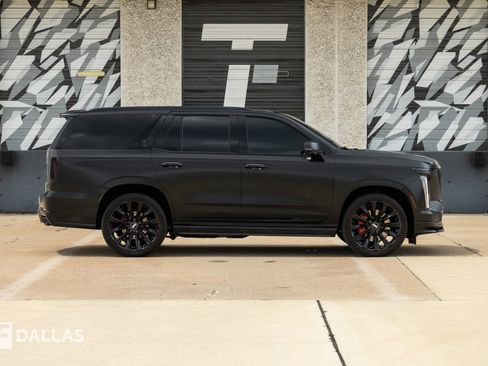 Used 2025 Cadillac Escalade V w/ LPO, ONYX Package AWD/4WD image 17