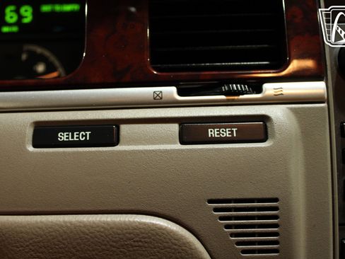 Used 2003 Lincoln Town Car Executive image 15