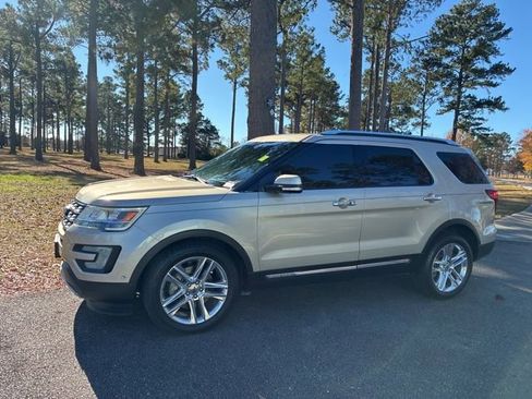 Used 2017 Ford Explorer Limited w/ Equipment Group 301A image 7