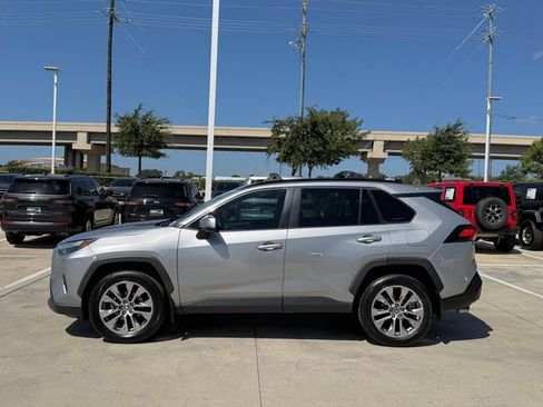 Used 2022 Toyota RAV4 XLE Premium FWD image 7