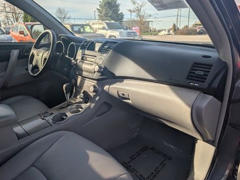 Used 2010 Toyota Highlander SE image 24