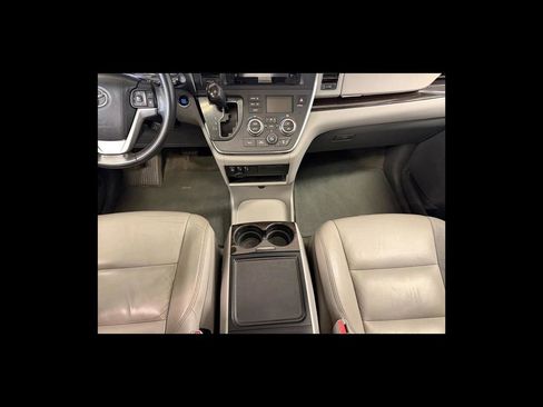 Used 2015 Toyota Sienna XLE FWD image 16