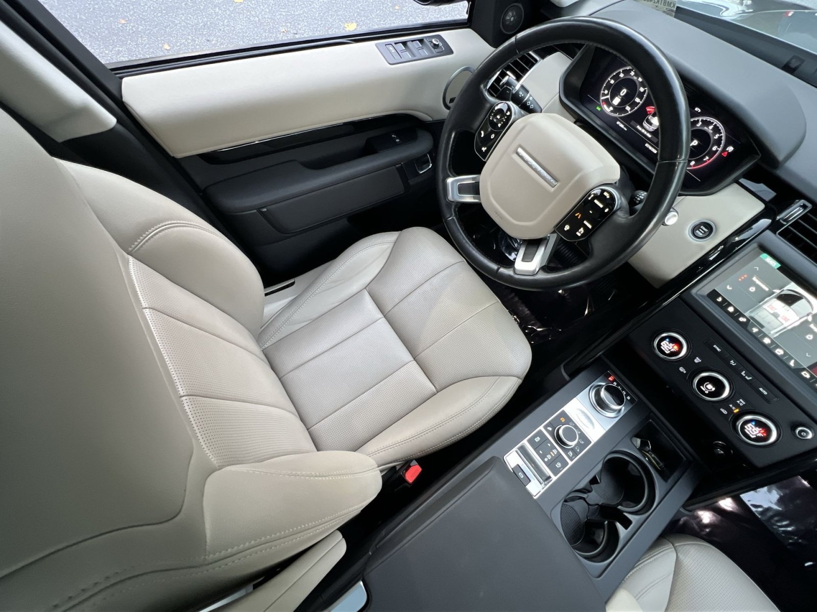 Used 2019 Land Rover Discovery SE AWD/4WD image 16