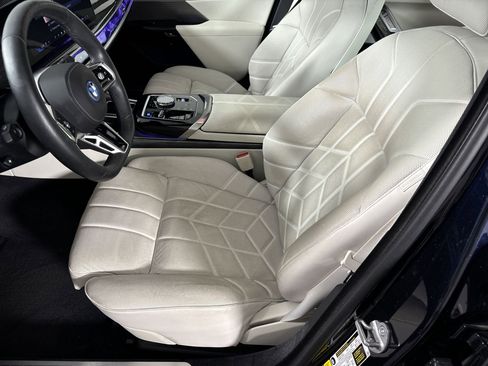 Certified 2024 BMW i7 xDrive60 w/ Premium Package image 5